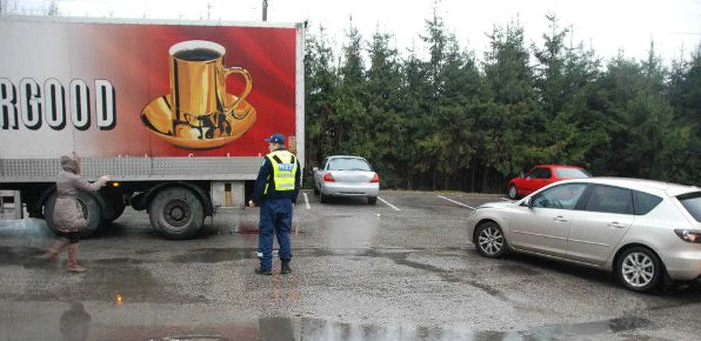 Tartus Ilmatsalu tänava Maxima parklas leidis aset kokkupõrge sõiduauto Mazda 3 ja Scania veoauto vahel. Juhid ei jõudnud süü osas kokkuleppele.