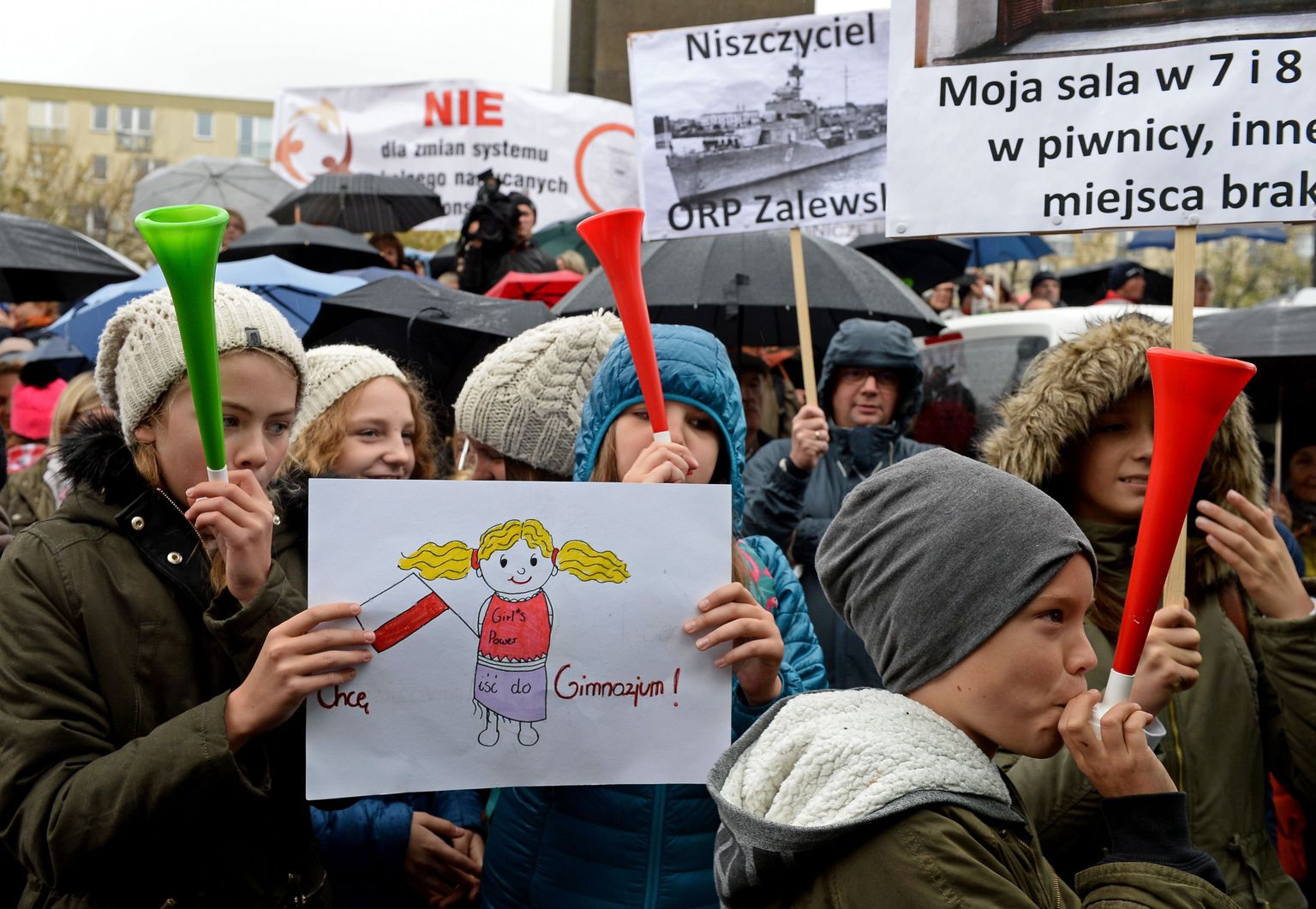 Poola kooliõpilased avaldamas toetust õpetajate ametiühingu ZNP algatatud meeleavaldustele protesteerimaks valitsuse haridusreformide vastu.