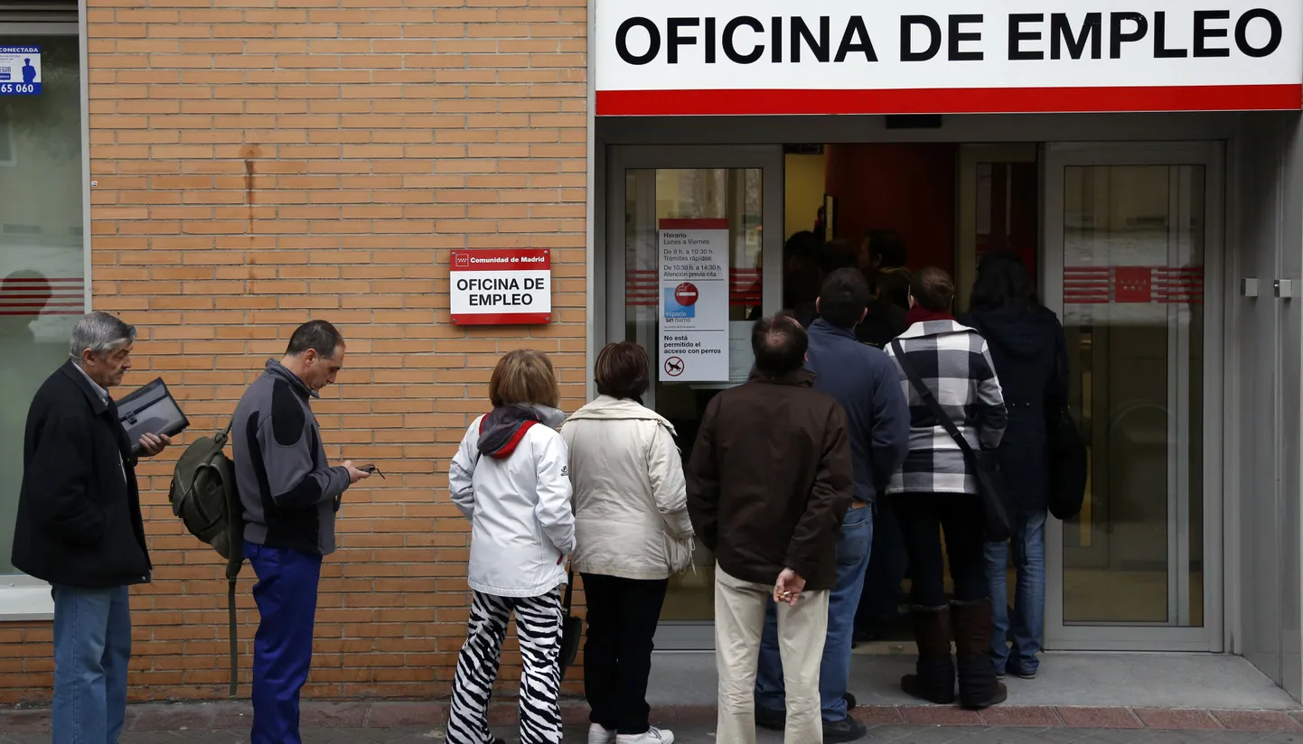 Töötud ootamas Hispaanias Madridis riikliku tööbüroo järjekorras.
