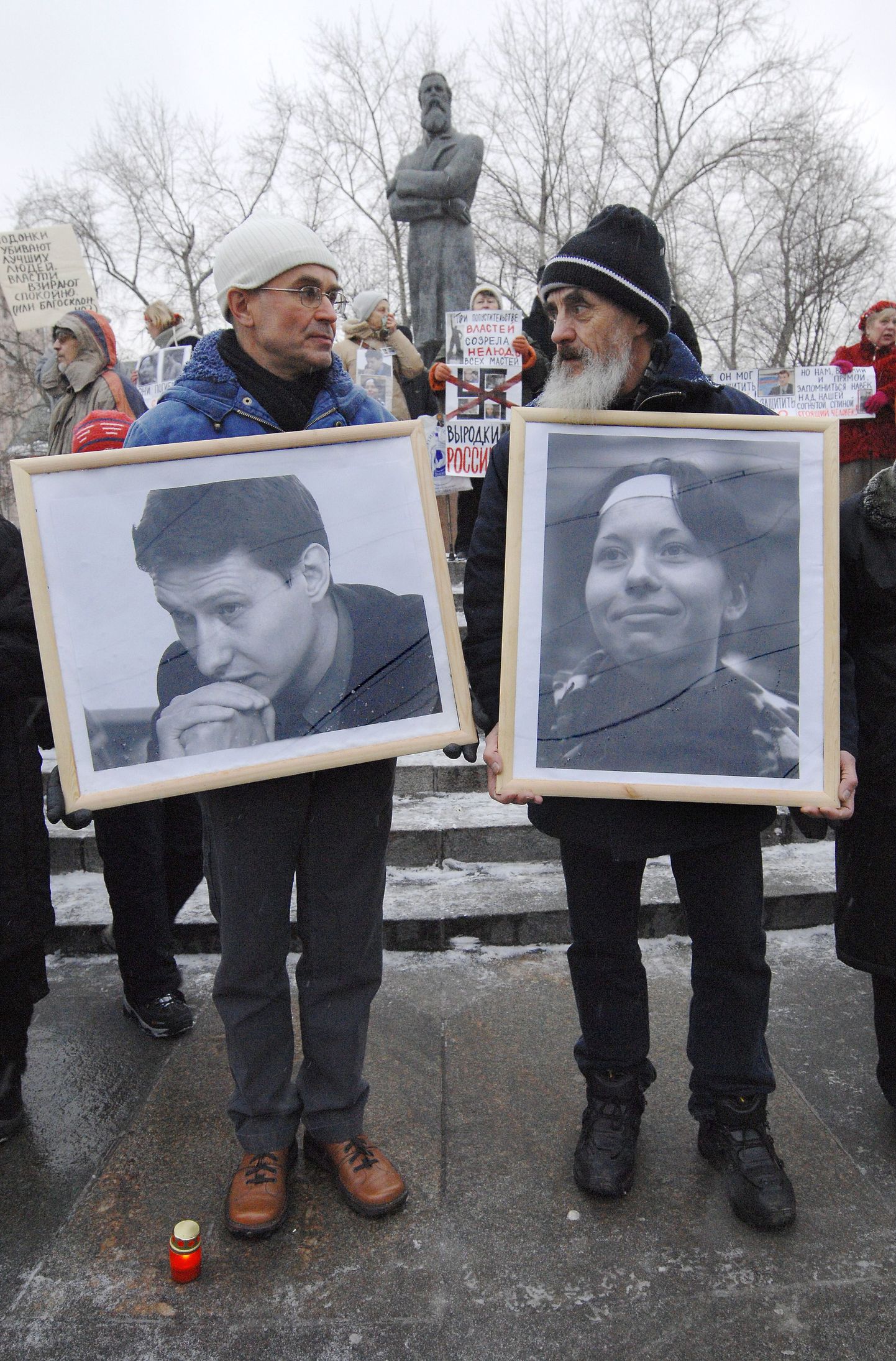 Mehed hoiavad advokaat Stanislav Markelovi ja ajakirjanik Anastassia Baburova fotosid.
