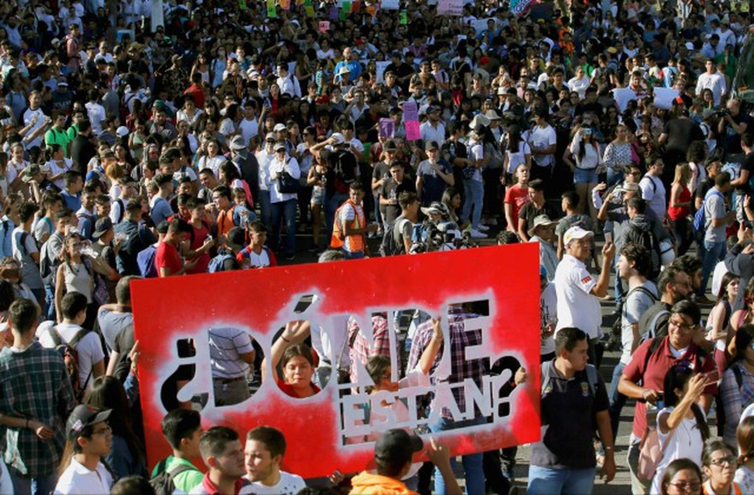 Meksikā tūkstošiem cilvēku iziet ielās pēc brutālām narkokarteļa pasūtītām slepkavībām