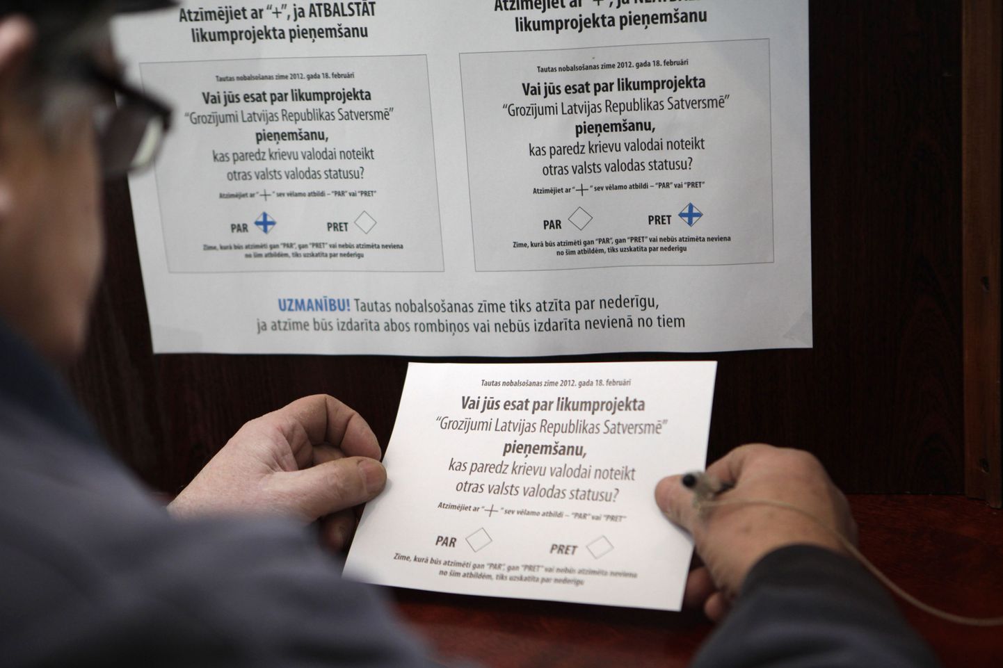 Läti keelereferendumil osalenud valija hääletussedeliga.
