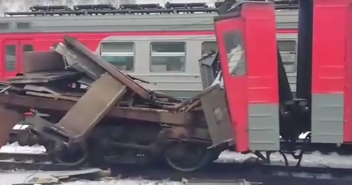 В подмосковье под электричку. Электричку разорвало депо Куровская. Куровская электричка разорвало вагон. Вагон разорвало пополам.