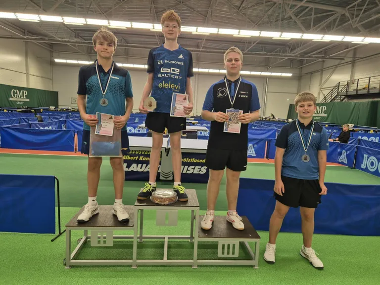 Laupäeval Haapsalus peetud Eesti lauatenniseliidu laste grand prix' osavõistlusel tõi võidu Viljandisse Henri Türk (keskel), kes võitis alla 15-aastaste poiste arvestuses.