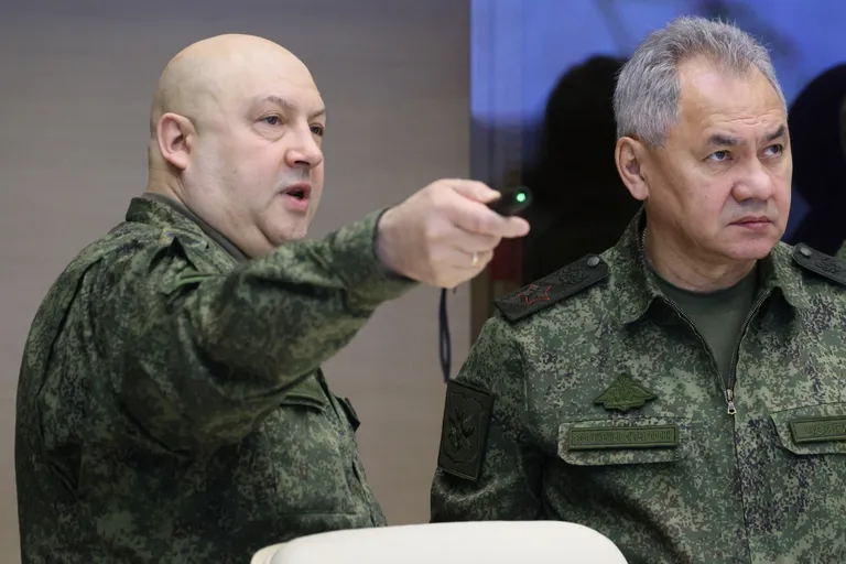 Генерал Суровикин и министр обороны РФ Сергей Шойгу в декабре 2022 года.