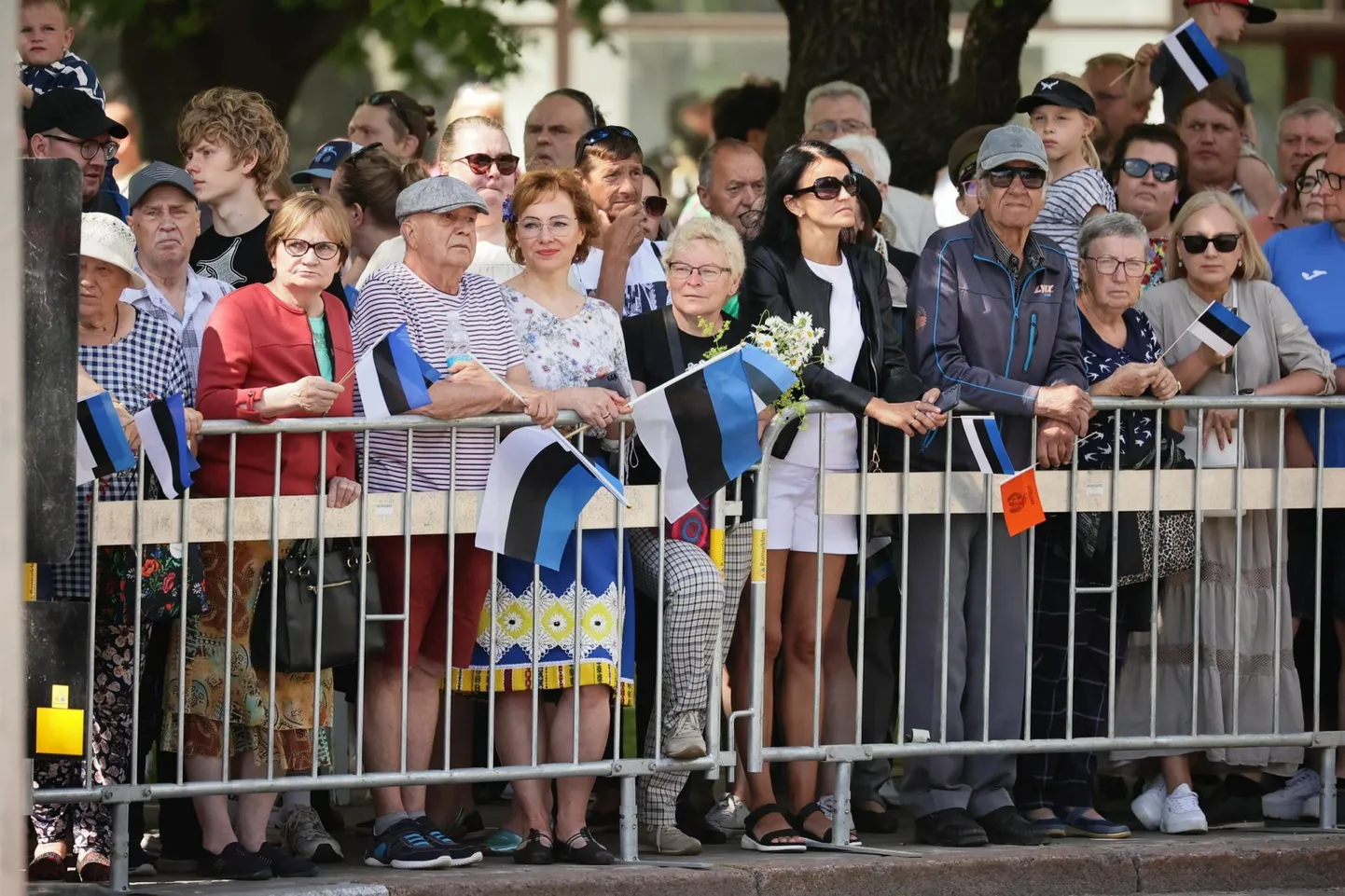 Пришедшие посмотреть на парад в Нарве жители.