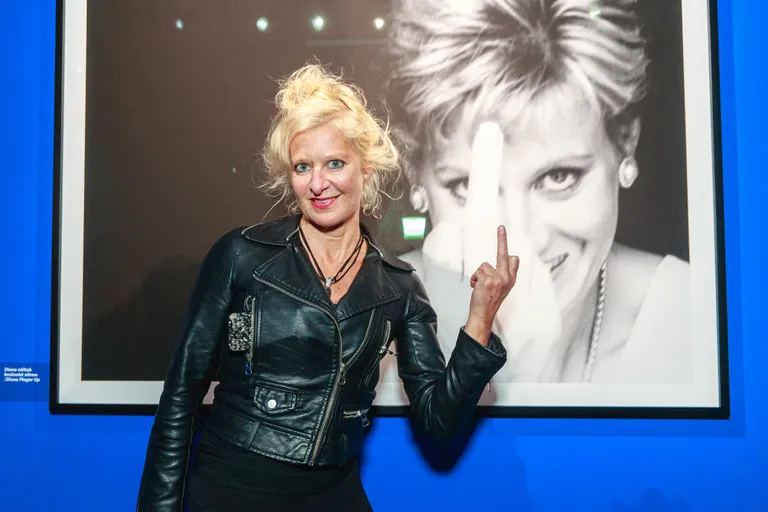 Alison Jacksoni (fotograaf teose ees) fotonäituse «Truth is dead» avamine.