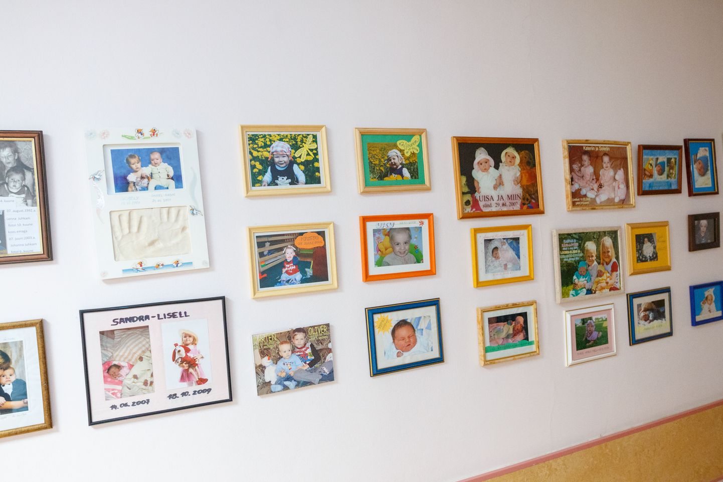 Põlva haigla sünnitusosakonna
koridor, kus on seal sündinud laste pildid.

Foto: Arvo Meeks / Lõuna-Eesti Postimees