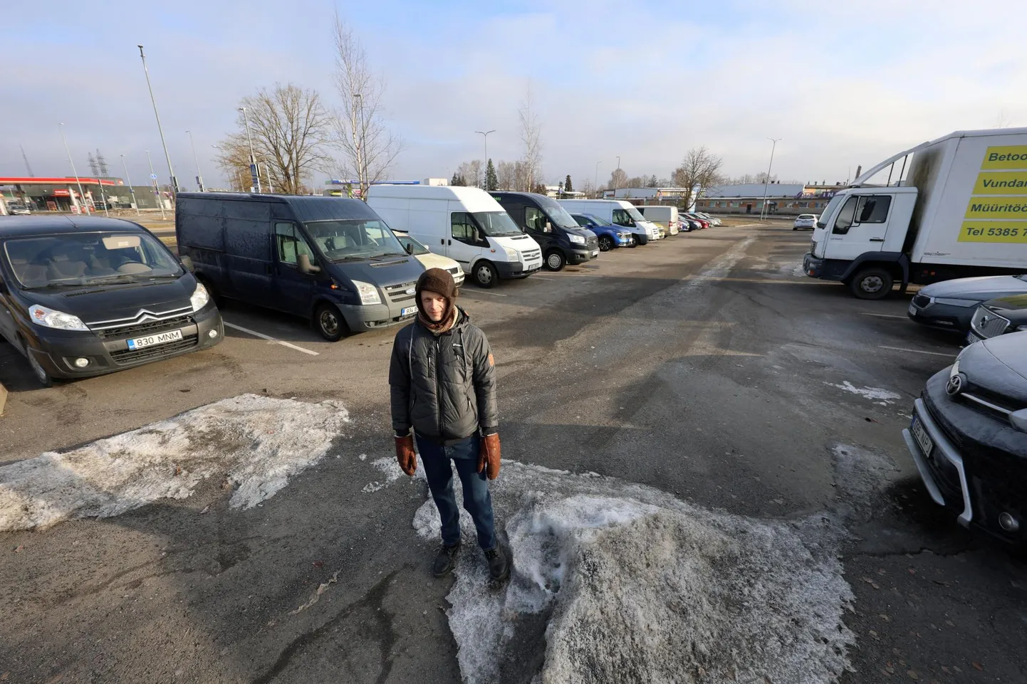 Tartu külje all maal elav Indrek Zolk pidi oma Citroëniga parkimiseks ukerdama üle lumehunniku jäänuse, et saada Võru tänava lõpus asuvas tasuta parklas viimane vaba koht.