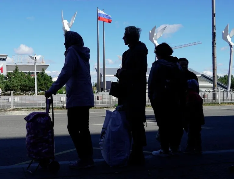 Люди перед площадью Свободы