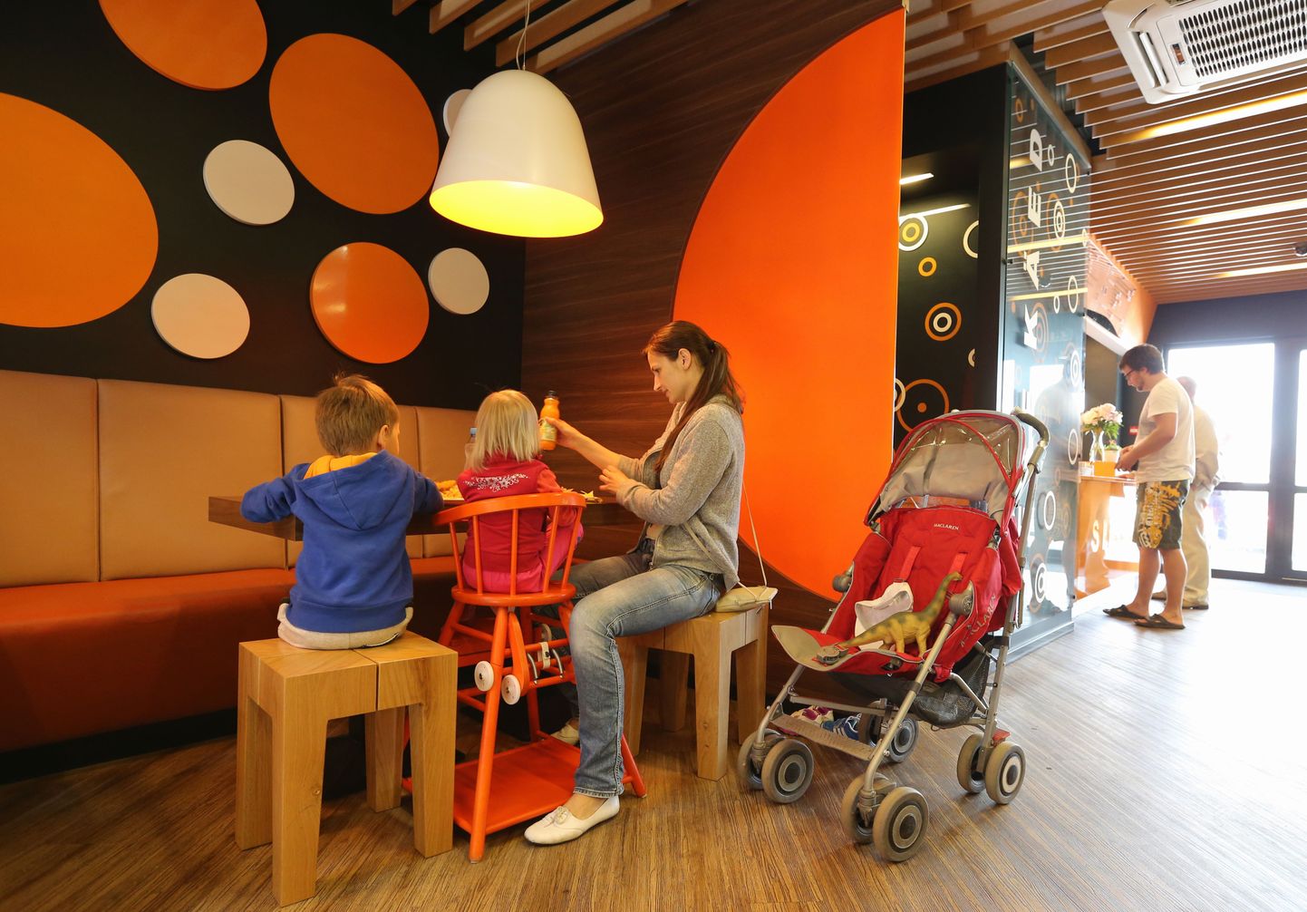 Postimehe lugejate poolt tunnistati Eesti lastesõbralikumaks söögikohaks Siriuse pitsakohvik Tartus.