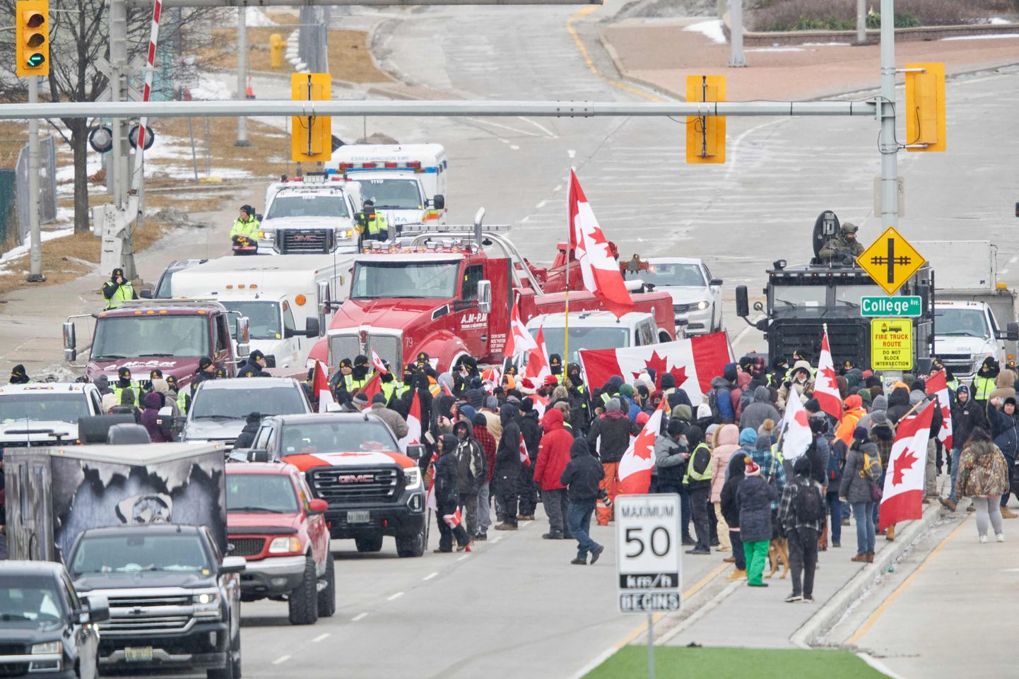 Politsei hakkas täna meeleavaldajatest tühjendama Kanada ja USA vahel olevat Ambassadori silda, mis on olnud päevade kaupa ummistatud.