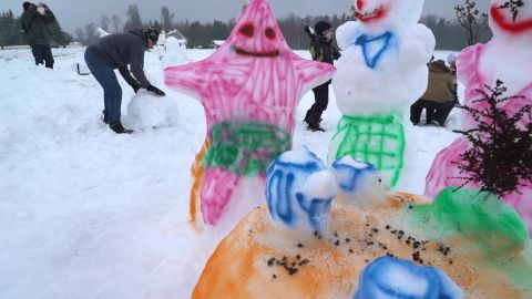 Reporter: Väätsale kogunesid täna sajad inimesed, et murda maailma pikima lumememmede paraadi rekord