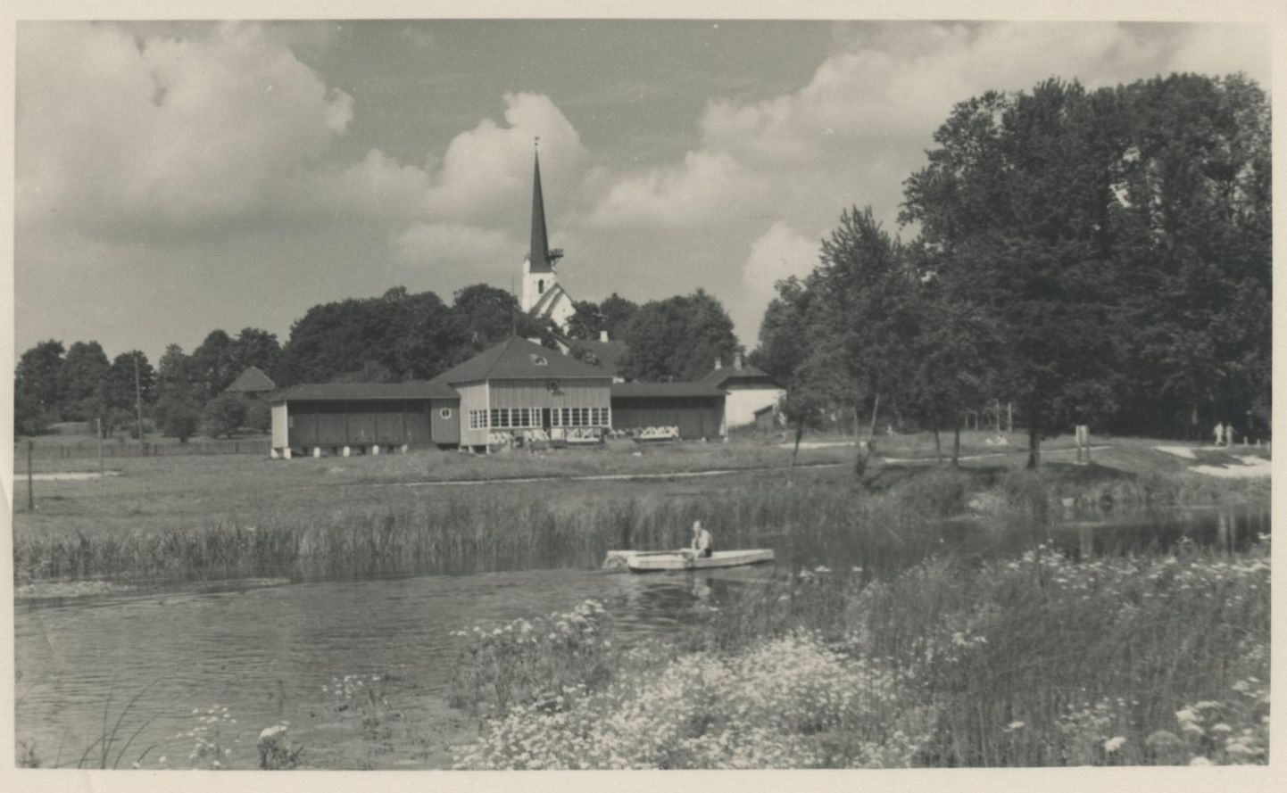 Kiriku parki ehitati 1938. aastal rannakohvik.