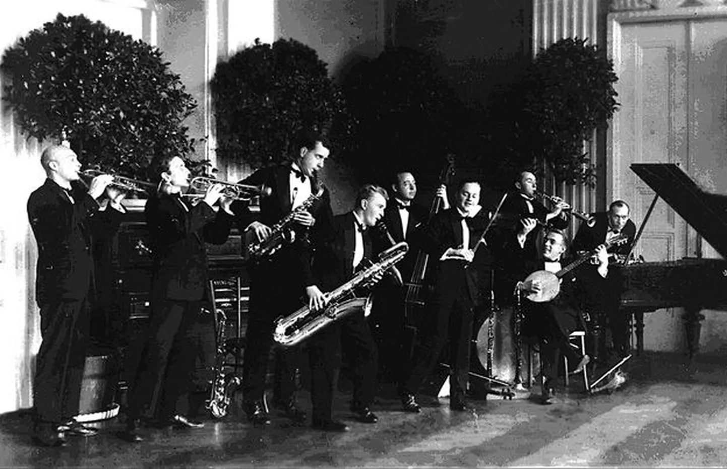 The Murphy Bandi suur koosseis Estonia teatri Punases saalis. Aasta on 1928.