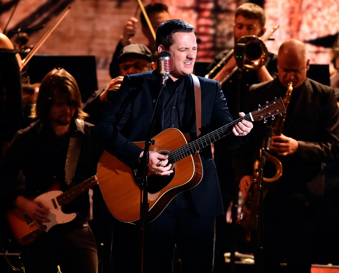 Sturgill Simpson esineb koos Laur Joametsaga (vasakul) Grammy tseremoonial.
