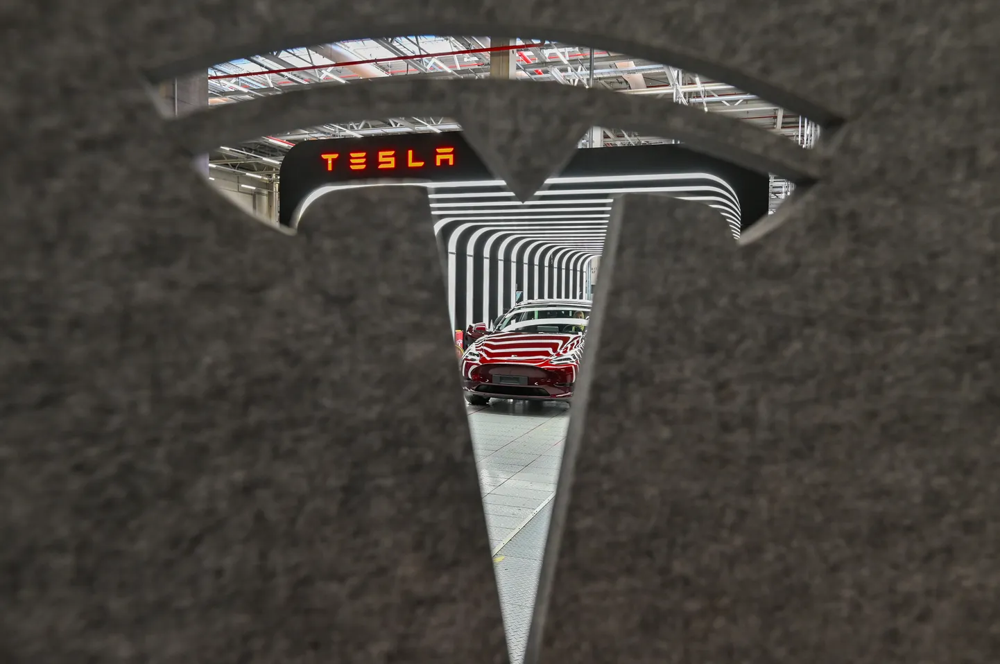 Будет ли беспилотное такси Tesla готово к октябрю? Тогда состоится крупное мероприятие компании, на котором будет объявлено что-то важное. Предполагается, что главная новость - это тестируемый автомобиль без водителя. Иллюстративное фото.