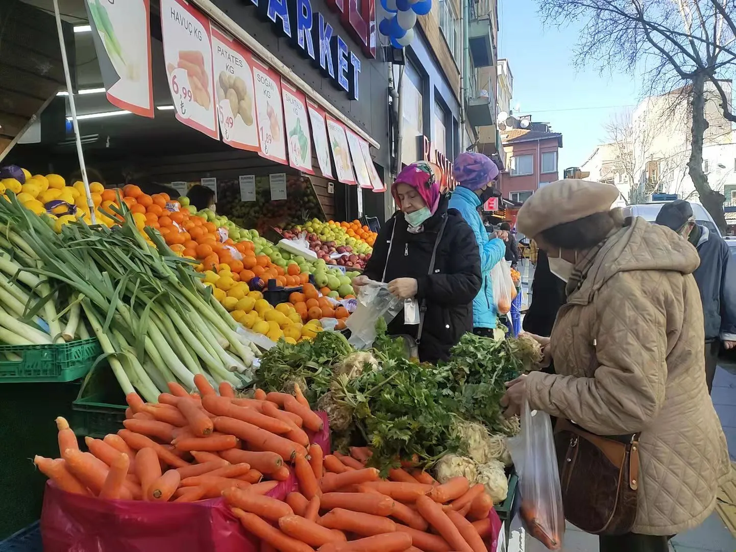 Inimesed Istanbulis süüa ostmas.