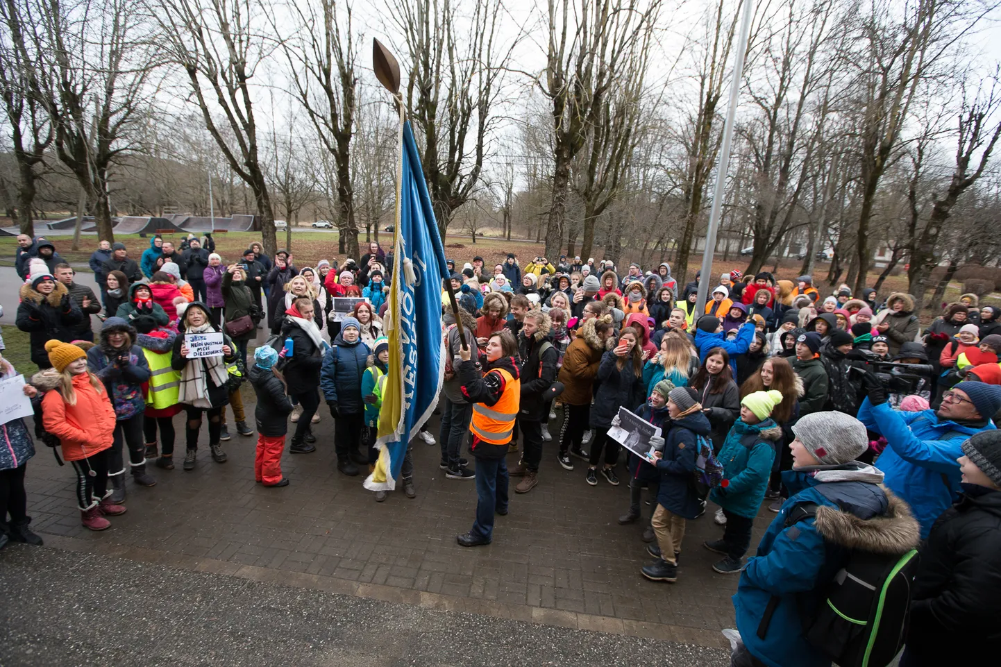 Eelmise nädala neljapäeva hommikul toimus Lüganuse vallamaja ees meeleavaldus vallavalitsuse istungi ajal. Eelolleval teisipäeva õhtul kogunevad inimesed, kes peavad Heidi Uustalu tagandamist Kiviõli 1. keskkooli direktori ametist ebaõiglaseks, ajal, mil vallamajas koguneb Lüganuse volikogu.