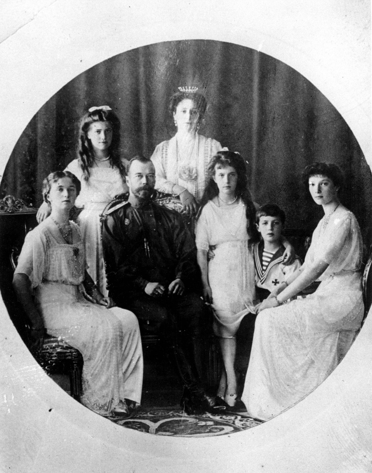 Venemaa viimane tsaar oma perekonnaga.