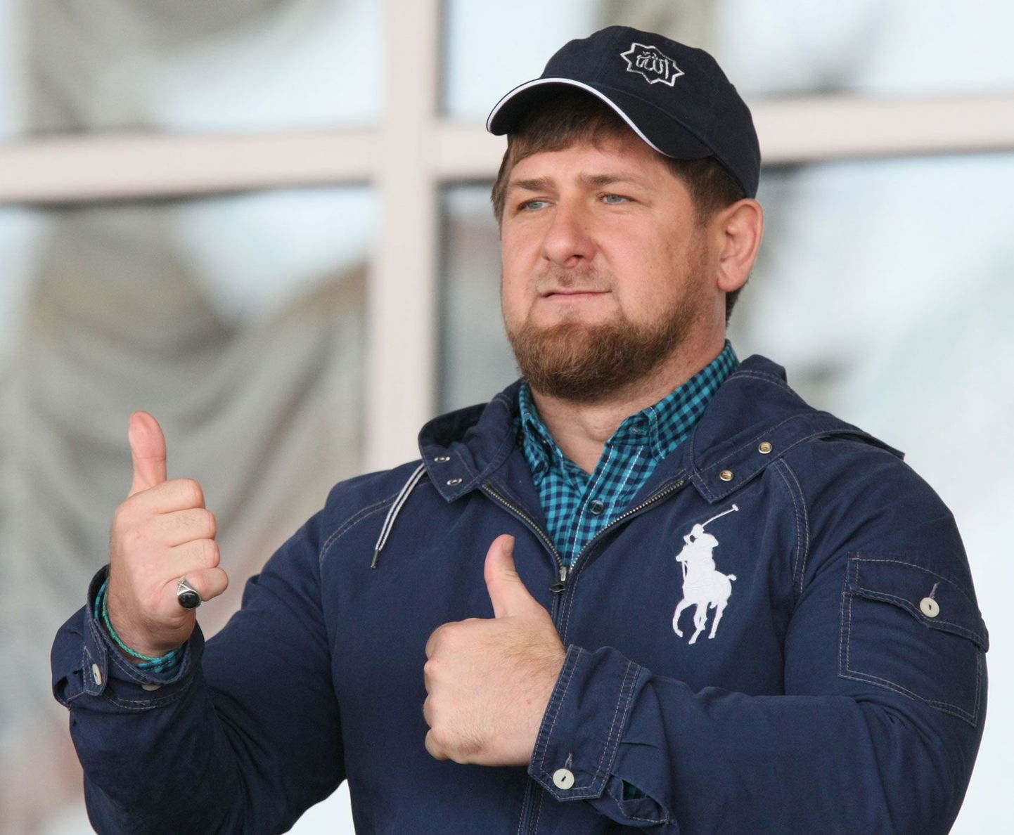 Tšetšeenia president Ramzan Kadõrov on oma lähedasi suhteid Venemaa presidendi Vladimir Putiniga väljendanud seni näiteks tema sünnipäeval hobuste võiduajamisi korraldades ja neil aktiivselt kaasa elades.