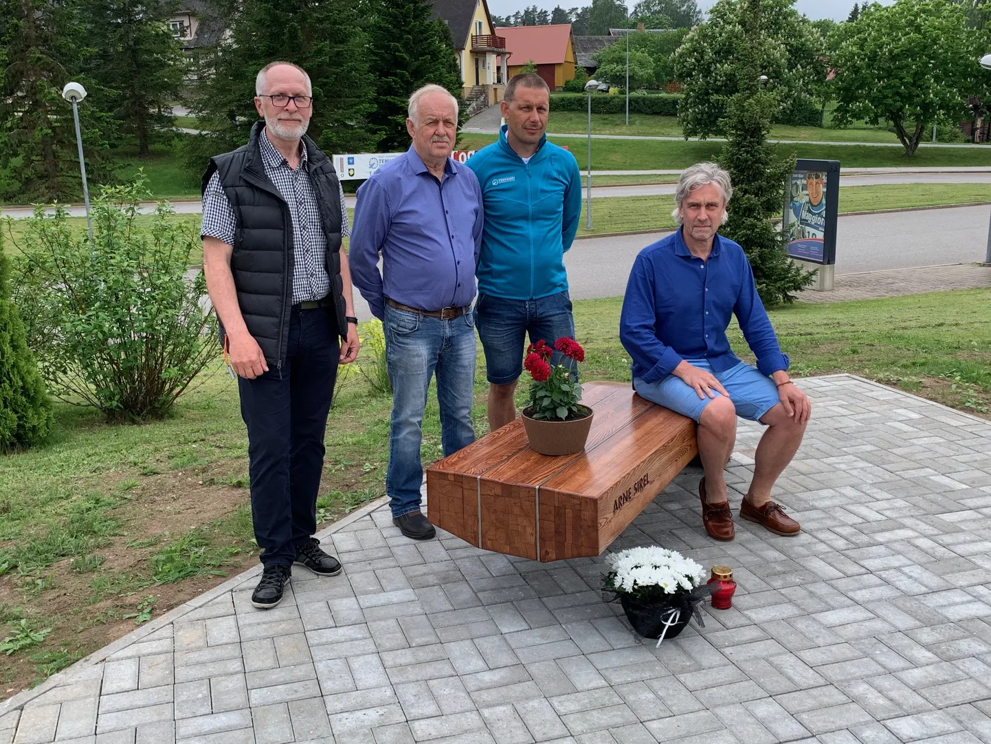 Hetk pingi avamiselt: Arne Sireli vend Tõnu Sirel (vasakult), kahevõistlejatekoondise endine treener Tiit Tamm, suusatamise olümpiapronks Jaak Mae ja kahevõistluse olümpiapronks Allar Levandi.