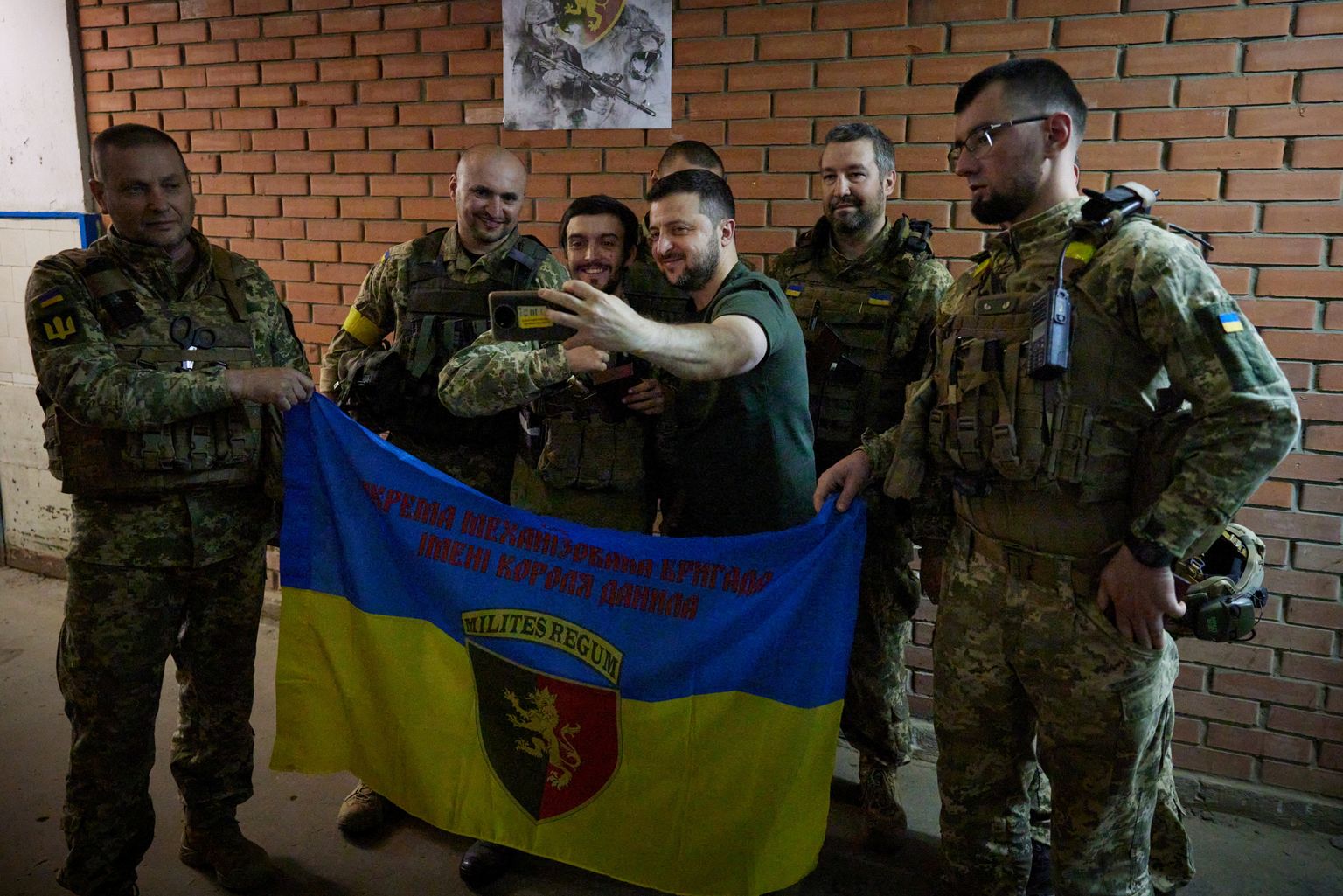 Ukraina president Volodõmõr Zelenskõi külastas 5. juunil 2022 Ukraina armee üksusi Donetski piirkonnas. Zelenskõi tegi Soledaris koos sõduritega selfi
