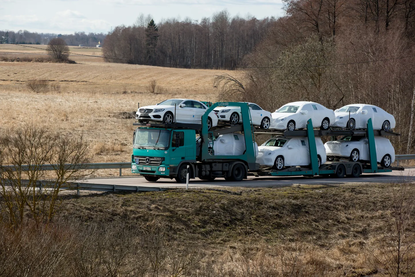 Uute autode sisse- ja väljavedu andis märkimisväärse panuse väliskaubanduse kasvu.