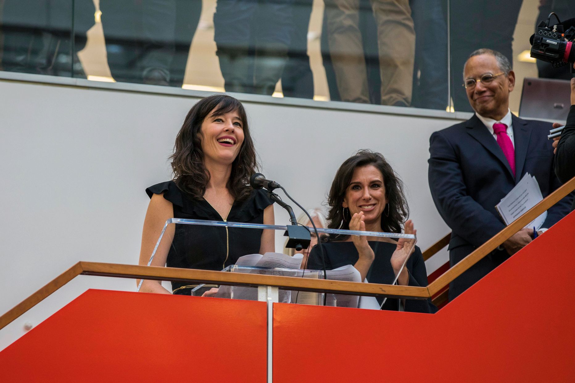 New York Timesi ajakirjanikud Megan Twohey (vasakul) ja Jodi Kantor pöördumas kolleegide poole pärast Pulitzeri preemia võitmist.