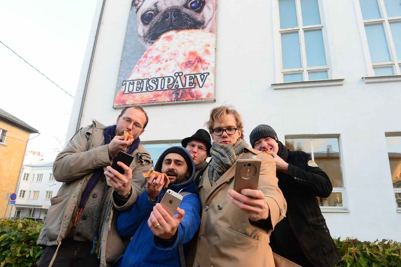 Seinal on Vahram Muradyani (keskel) teos, mille esitlemisel olid  abiks Tartu kunstnike liidu kuraator-projektijuht Peeter Talvistu (vasakult), sama liidu esimees Markus Toompere, galerist Indrek Grigor ja kunstnik Margus Lokk. Nad söövad pitsat ja teevad samal ajal selfit.