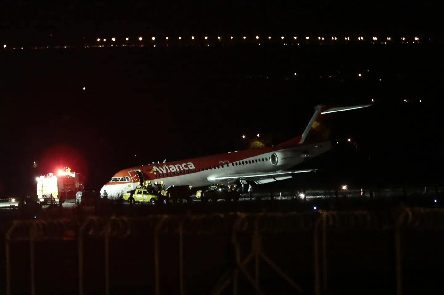 Avianca Airlinesi reisilennuk Fokker 100 maandus tagumistele ratastele.