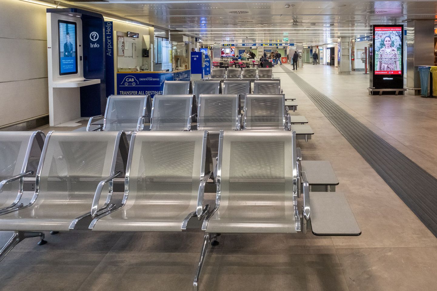 Milānas lidostā "Covid-19" izplatības dēļ ir krietni mazāk apmeklētāju nekā ierasts.