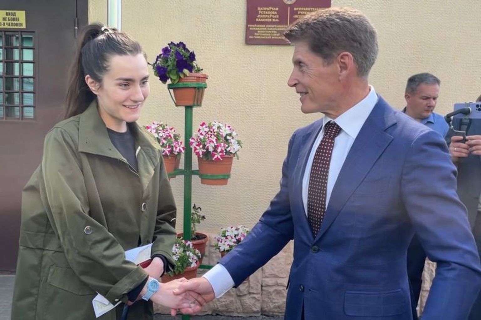 Губернатор Приморского края Олег Кожемяко опубликовал видео, на котором встречает Софью Сапегу у колонии.