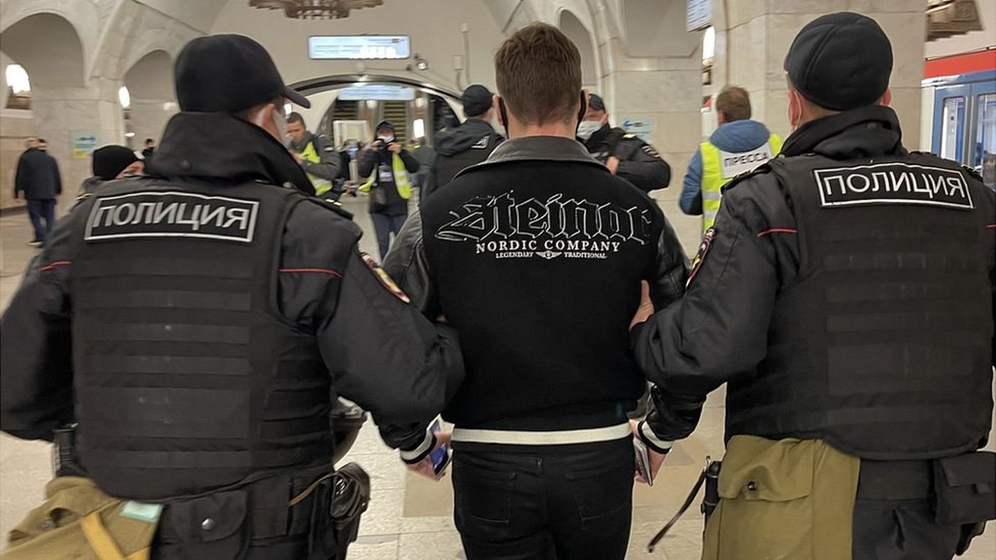Полиция задерживает одного из участников "Русского марша"-2021