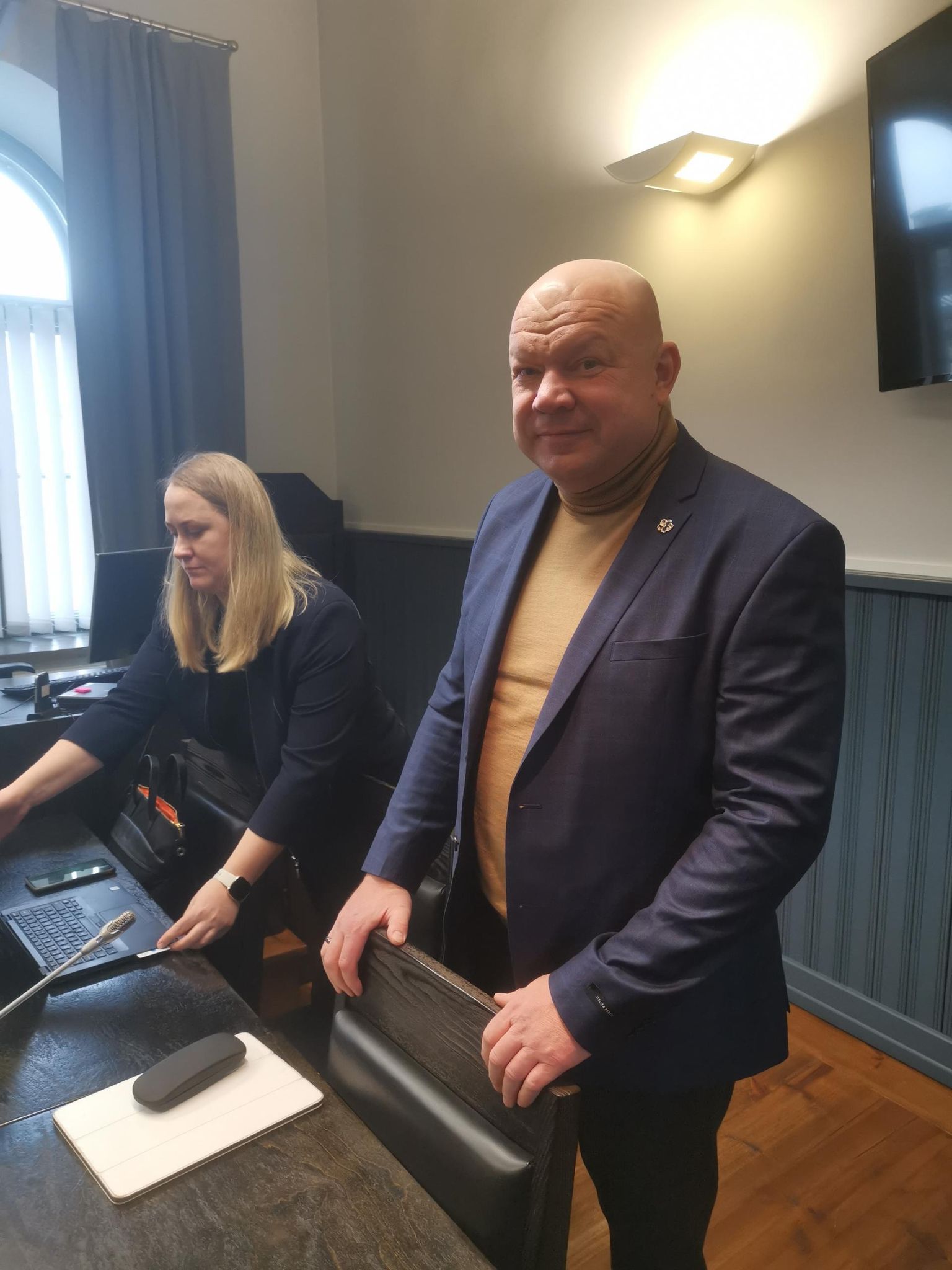 Bert Sild koos oma õigusliku esindajaga Viru maakohtu Rakvere kohtumajas.