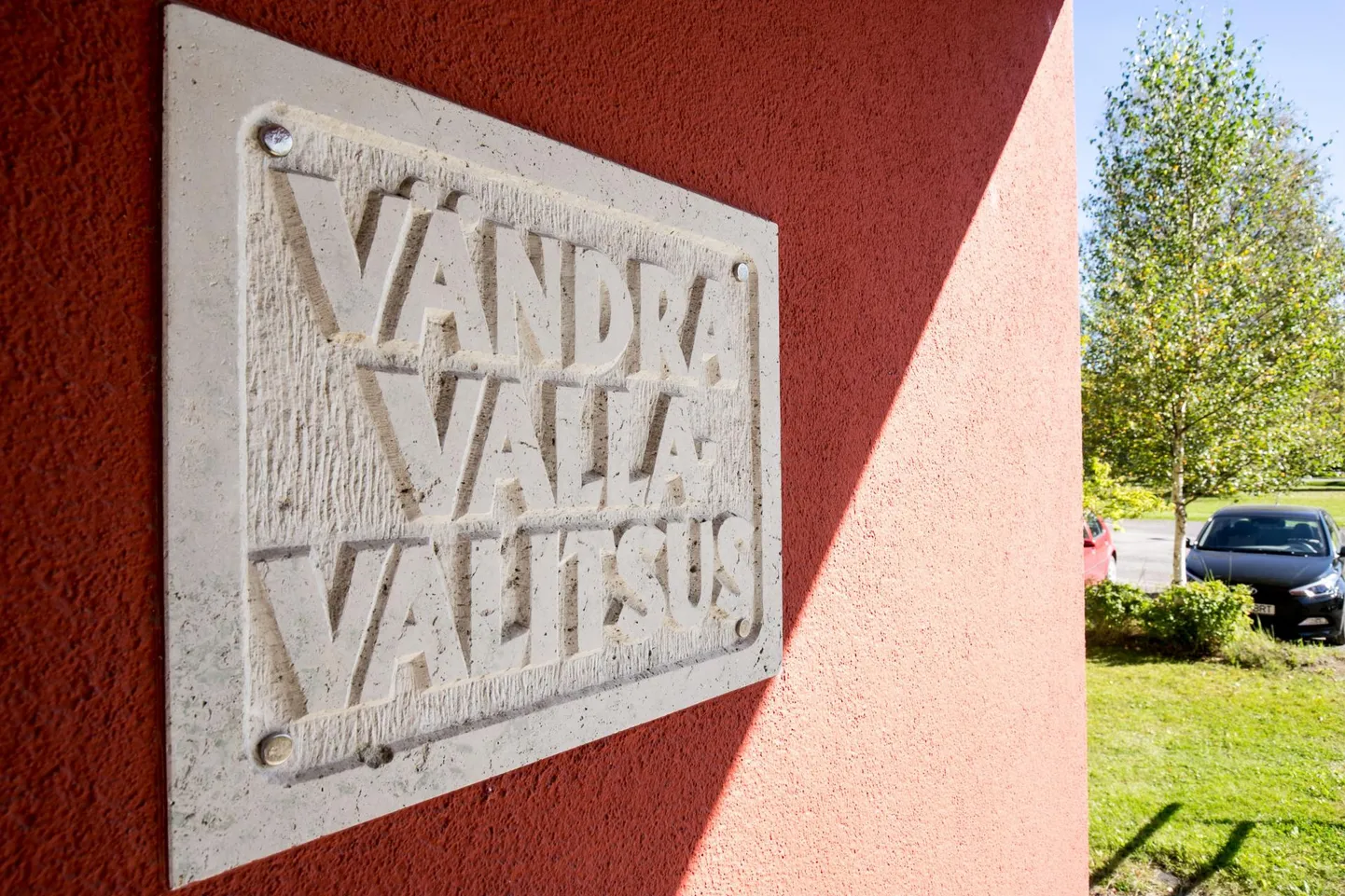 Pärnjõe vana koolihoone lammutamise ja konserveerimise hanke võitnud firma loobus tööde tegemisest. Seejärel kuulutas toonane Vändra vald võitjaks teise firma, mille pakkumus oli üle 10 000 euro kallim. Nüüd nõutakse kohtu kaudu, et selle summa hüvitaks hanke esialgne võitja.
