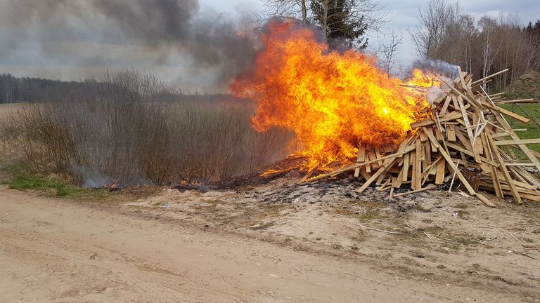 Antsla vallas Lusti külas põletati tuleohutusnõudeid eirates suures lõkkes ehitusjäätmeid.