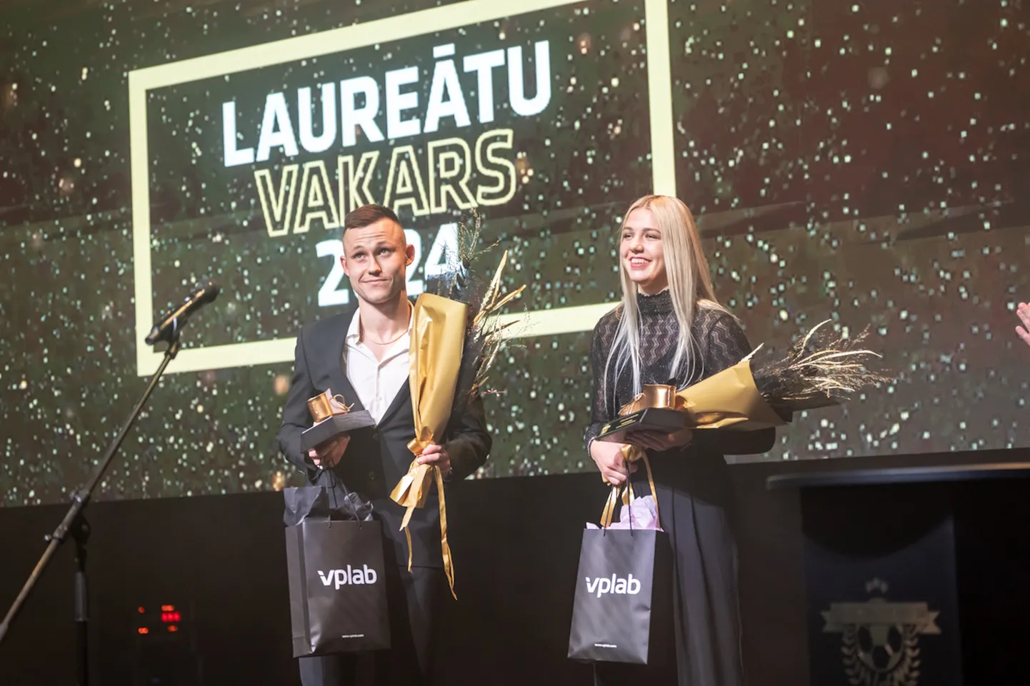 Latvijas futbolists Jānis Ikaunieks un futboliste Laura Miksone