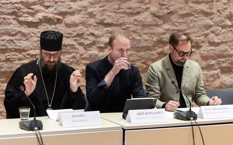 Õiguskomisjoni avalik istung riigikogus. Piiskop Daniel, vandeadvokaat Artur Knjazev ja vandeadvokaat Steven Hristo Evestus.