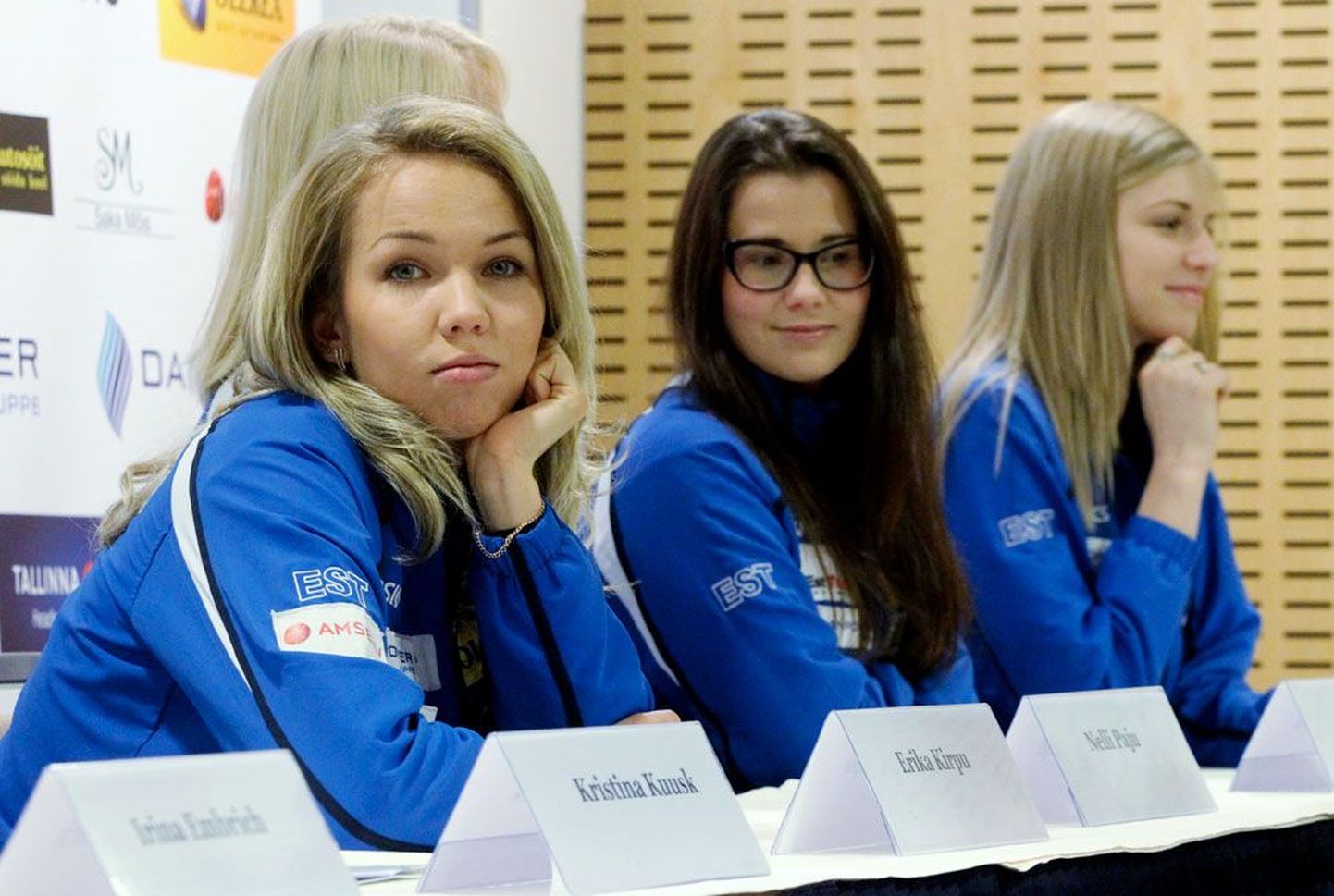 Erika Kirpu (vasakult), Julia Oleinik ja Katrina Lehis, noored ja vihased.