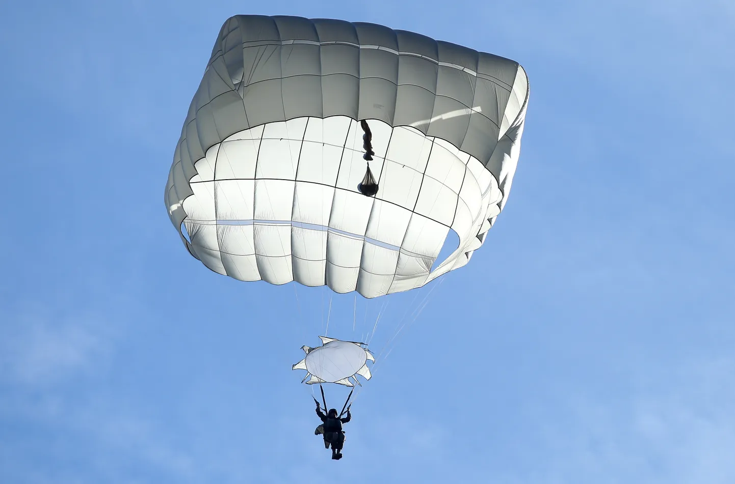 Ādažu poligonā notiek ASV armijas Eiropā 173.gaisa desanta brigādes 503.kājnieku pulka 1.bataljona karavīru regulārais treniņš izpletņlēkšanā. Attēls ilustratīvs.