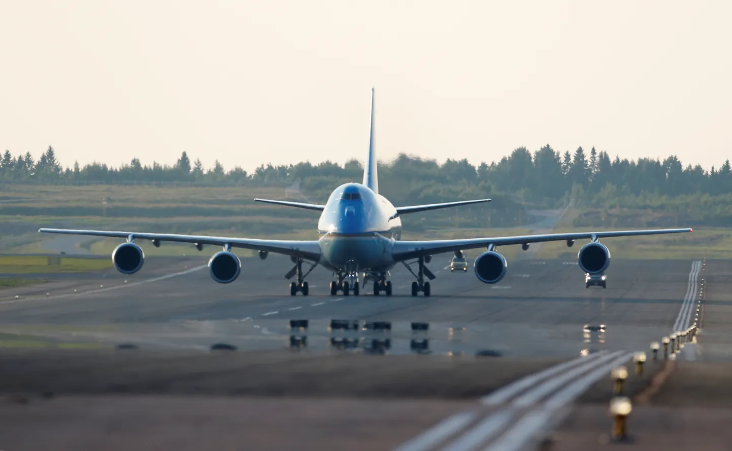 USA presidendilennuk Helsingi Vantaa lennuväljal.