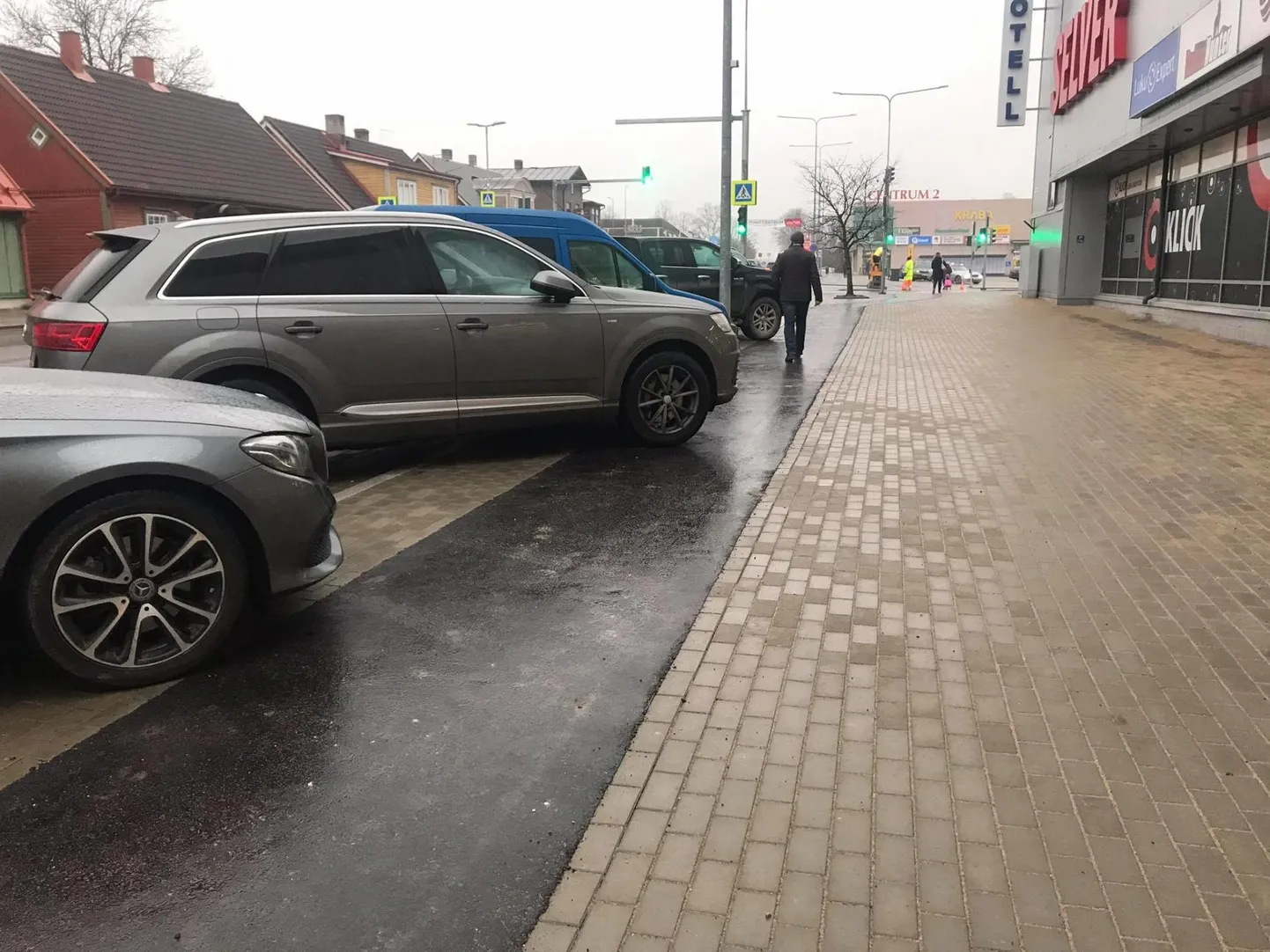 Centrumi kõrvale mahub uue liikluskorralduse järgi parkima varasemast vähem sõidukeid, aga parkimisala pole veel uut tähistust saanud.