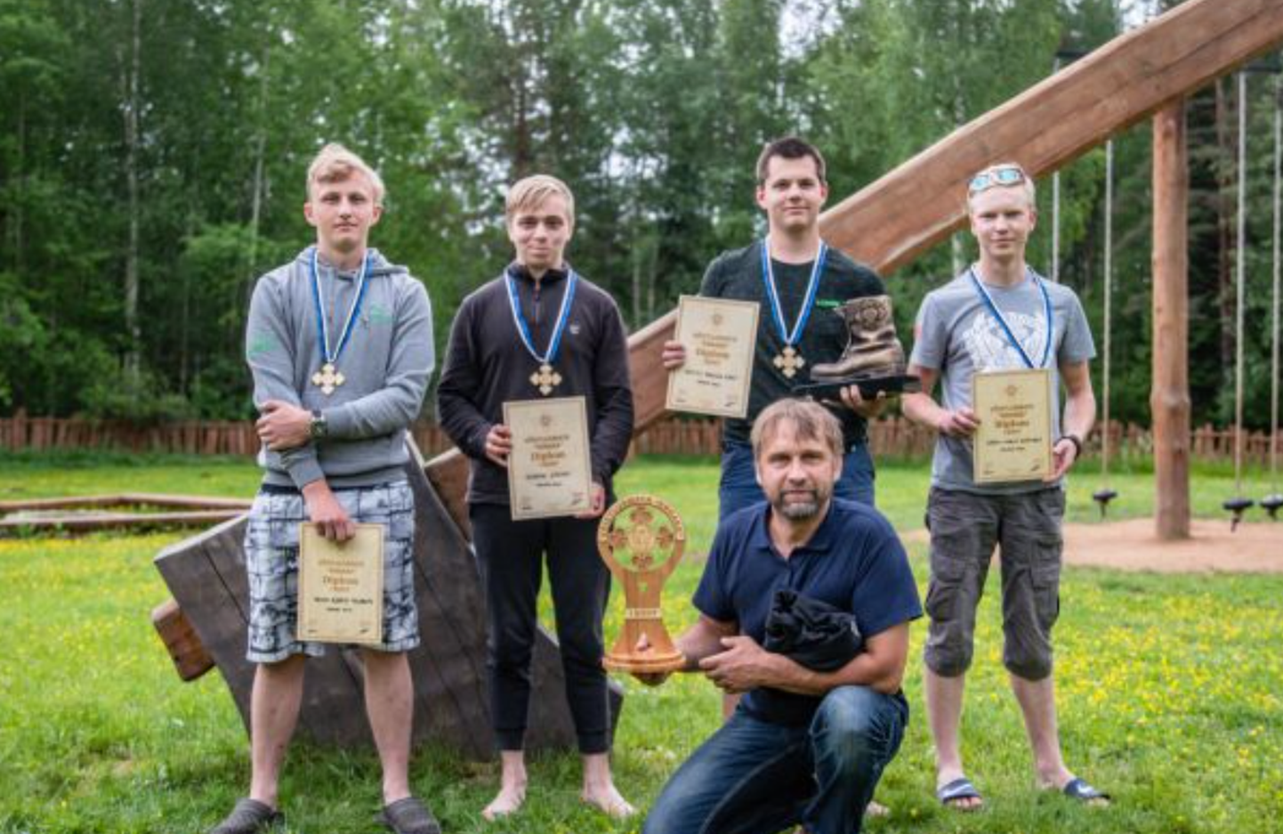 Võitjavõistkonna liikmed Trond Bjarte Tagamets, Kaspar Kõrbe, Kevyn-Marcus Räst ja Heiko-Hardi Reinhold koos esindaja Jaanus Tammesooga.