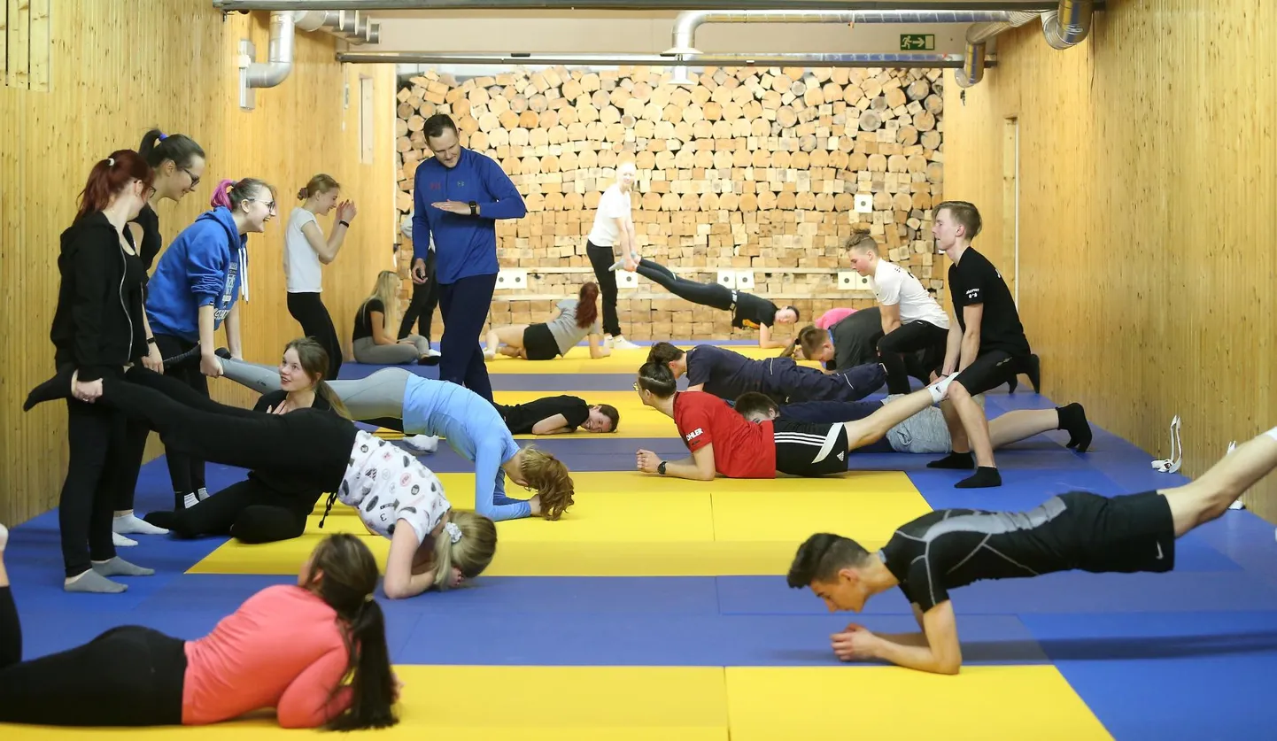 Hiljutisest keeleõppe katseprogrammist selgus, et kehalise kasvatuse tundides kasutati väga vähe eesti keele õpet toetavaid tegevusi.