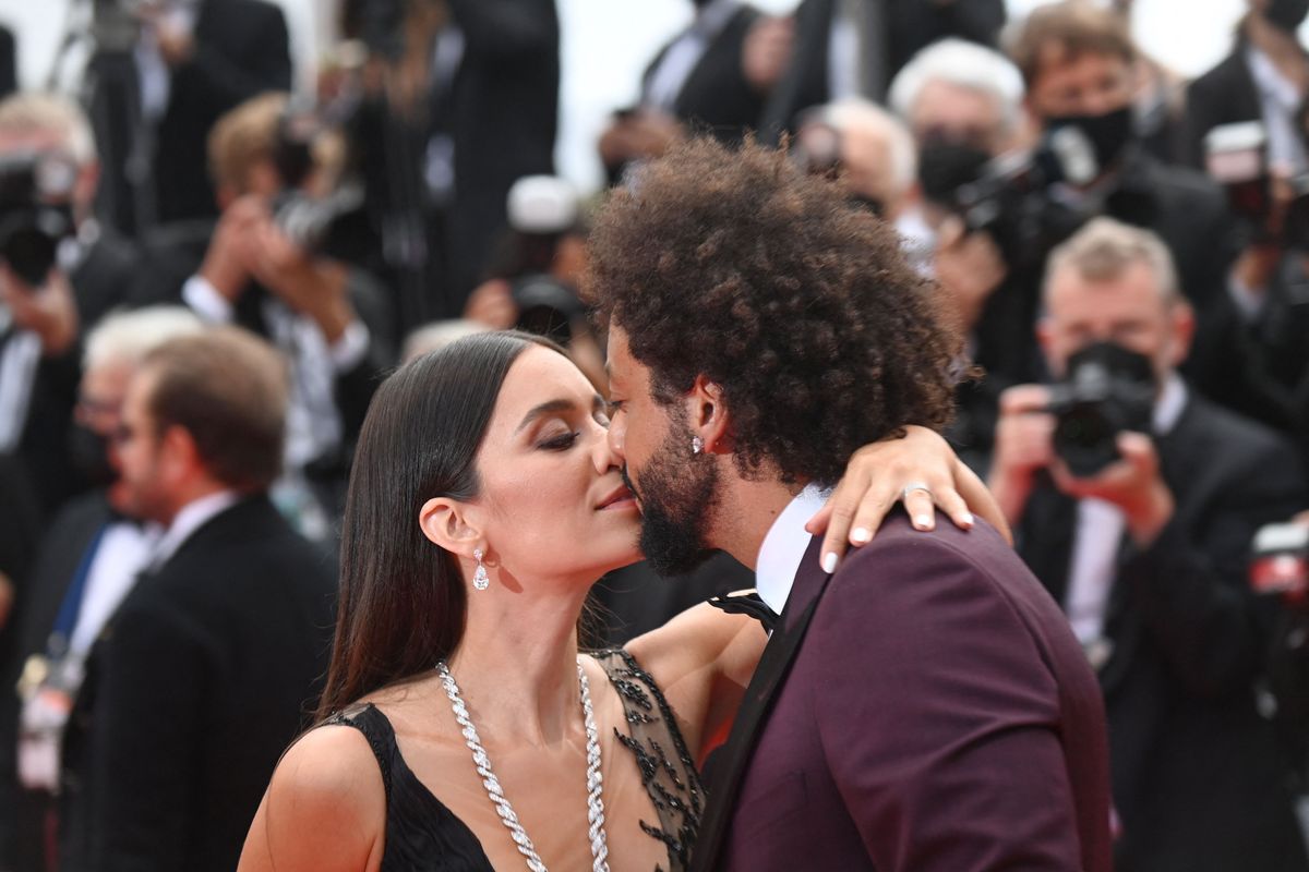 Brazīlijas futbolists Marselo un viņa sieva Klarisa Alveša, ierodoties uz filmas "The French Dispatch" seansu, fotogrāfus priecēja ar maigu buču. 