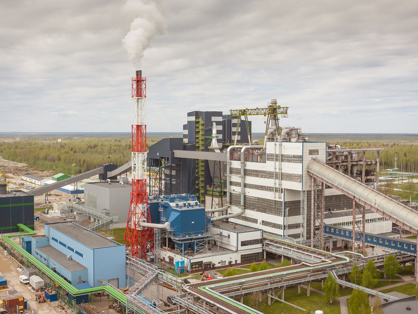 Заводы масел "Eesti Energia" близ Нарвы в Аувере. Рядом с ними началось строительство еще одного завода масел, однако на плане строительства завода по предварительному рафинированию поставлен крест.