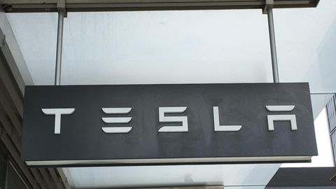 Eestlaste lemmikaktsiad: osta Teslat, müü Tallinna Sadamat