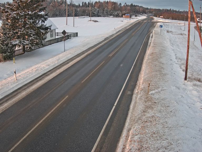 В воскресенье в половине пятого дорожное покрытие на шоссе Таллинн-Тарту-Лухамаа в Саверна было мокрым от соли.