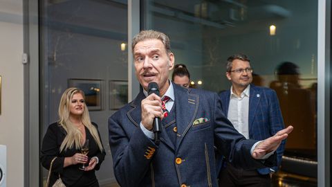 FOTO JA VIDEO ⟩ «Mul ei ole erektsioonihäireid!» Mart Sanderi näoga reklaamitakse ravimeid meeste probleemidele